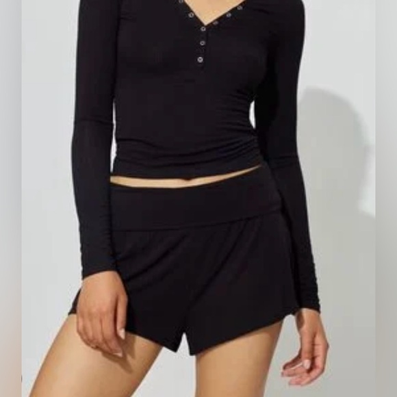 New Women’s black garage shorts. - Picture 1 of 4